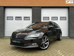 Zwart, metallic lak Gebruikt 2018 Skoda Superb SportLine Stationwagen | € 24.990 (Eerlijke prijs)