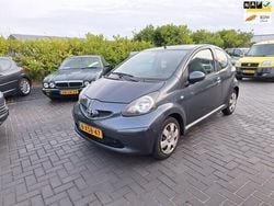 Grijs, metallic lak Gebruikt 2007 Toyota Aygo Hatchback | € 1.799 (Iets duurder)