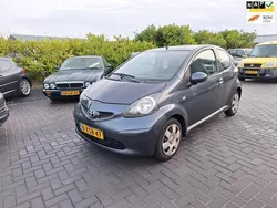 Grijs, metallic lak Gebruikt 2007 Toyota Aygo Hatchback | € 1.799 (Iets duurder)
