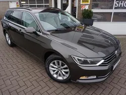 Bruin, metallic lak Gebruikt 2018 VW Passat Comfortline Premium Stationwagen | € 15.945 (Goede deal)