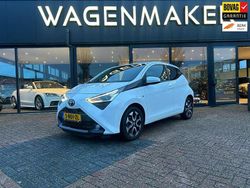 Wit (metallic) Gebruikt 2021 Toyota Aygo X-play Hatchback | € 13.250 (Eerlijke prijs)