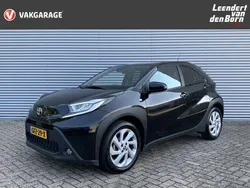 Zwart metallic Gebruikt 2022 Toyota Aygo Active Hatchback | € 17.995 (Eerlijke prijs)