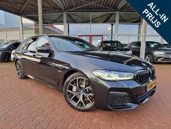 Zwart Gebruikt 2024 BMW 530e M Sport Stationwagen | € 51.995 (Eerlijke prijs)