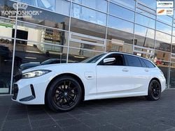 Wit Gebruikt 2022 BMW 330 Executive Stationwagen | € 34.950 (Eerlijke prijs)