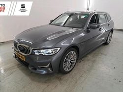 Grijs Gebruikt 2022 BMW 320e Luxury Line Stationwagen | € 29.895 (Super prijs)