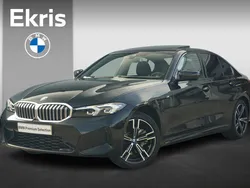 Saphirschwarz metallic (zwart metallic) Gebruikt 2024 BMW 320e Comfort Edition Sedan | € 43.950 (Goede deal)