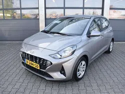 Grijs, metallic lak Gebruikt 2022 Hyundai i10 Comfort Hatchback | € 13.835 (Eerlijke prijs)