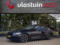 Zwart Gebruikt 2021 BMW 545e M Sport Sedan | € 49.950 (Eerlijke prijs)