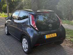 Grijs Gebruikt 2015 Toyota Aygo X-play Hatchback | € 4.600 (Eerlijke prijs)