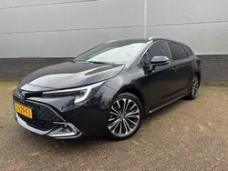 Zwart Gebruikt 2024 Toyota Corolla Hybrid Stationwagen | € 33.480 (Eerlijke prijs)