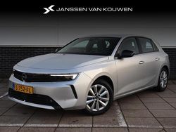 Grijs Gebruikt 2023 Opel Astra Edition Hatchback | € 20.885 (Eerlijke prijs)