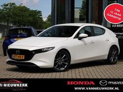 Snowflake white pearl (wit parelmoer) Gebruikt 2025 Mazda 3 Center-Line Hatchback | € 31.400