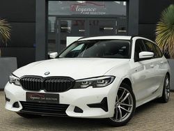 Wit Gebruikt 2020 BMW 318 Executive Stationwagen | € 24.950 (Super prijs)