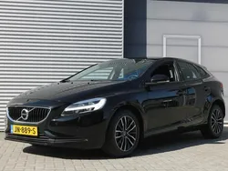 Zwart, metallic lak Gebruikt 2016 Volvo V40 Momentum Stationwagen | € 12.999 (Eerlijke prijs)