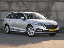 Grijs Gebruikt 2022 Skoda Octavia Business Line Stationwagen | € 16.450 (Goede deal)