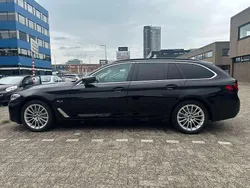 Zwart Gebruikt 2021 BMW 530e Stationwagen | € 39.900 (Eerlijke prijs)
