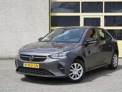 Grijs, metallic lak Gebruikt 2021 Opel Corsa Edition Hatchback | € 9.950 (Goede deal)
