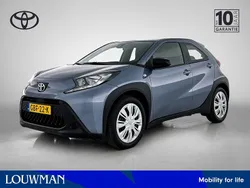 Grijs, metallic lak Gebruikt 2024 Toyota Aygo Play Hatchback | € 17.445 (Eerlijke prijs)