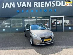 Grijs Gebruikt 2015 Peugeot 208 Style Hatchback | € 4.995 (Eerlijke prijs)