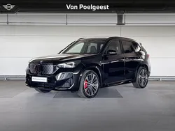 Saphirschwarz metallic (zwart metallic) Nieuw 2025 BMW iX1 M Sport SUV | € 64.806 (Eerlijke prijs)