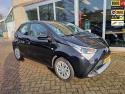 Zwart Gebruikt 2020 Toyota Aygo X-play Hatchback | € 9.450 (Eerlijke prijs)