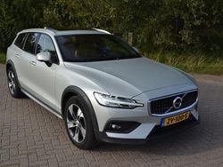 Grijs Gebruikt 2019 Volvo V60 CC Pro Stationwagen | € 28.950 (Goede deal)