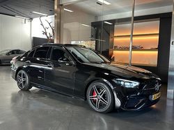 Zwart (metallic) Gebruikt 2021 Mercedes C180 AMG Sedan | € 39.999 (Iets duurder)