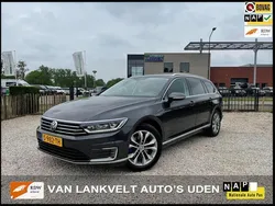 Grijs, metallic lak Gebruikt 2018 VW Passat Highline Stationwagen | € 22.950 (Iets duurder)