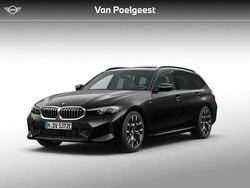 Saphirschwarz metallic (zwart metallic) Nieuw 2025 BMW 330e M Sport Stationwagen | € 65.023 (Super prijs)