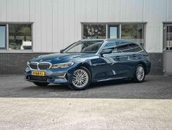 Blauw, metallic lak Gebruikt 2022 BMW 320 Sport Line Stationwagen | € 26.750 (Super prijs)