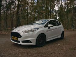 Wit Gebruikt 2016 Ford Fiesta ST Hatchback | € 12.450 (Eerlijke prijs)