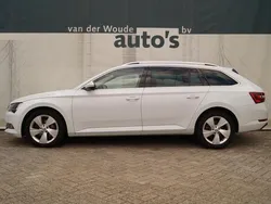 Wit, metallic lak Gebruikt 2018 Skoda Superb Ambition Stationwagen | € 13.900 (Eerlijke prijs)