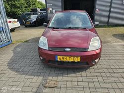 Rood Gebruikt 2003 Ford Fiesta Ambiente Hatchback | € 1.900 (Eerlijke prijs)