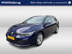 Blauw Gebruikt 2023 VW Golf VIII Life Stationwagen | € 25.750 (Eerlijke prijs)