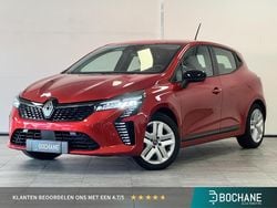 Rood Gebruikt 2023 Renault Clio V Evolution Hatchback | € 22.195 (Eerlijke prijs)