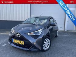 Grijs Gebruikt 2022 Toyota Aygo X-play Hatchback | € 12.150 (Super prijs)