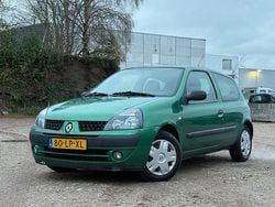 Groen Gebruikt 2003 Renault Clio II Expression Hatchback | € 895 (Eerlijke prijs)