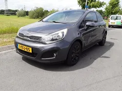 Grijs, metallic lak Gebruikt 2014 Kia Rio Plus Hatchback | € 7.150 (Eerlijke prijs)