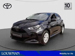 Zwart Gebruikt 2024 Toyota Yaris Hybrid Active Hatchback | € 23.445 (Eerlijke prijs)