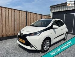 Wit Gebruikt 2015 Toyota Aygo X-wave Hatchback | € 9.950 (Eerlijke prijs)
