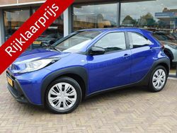 Blauw Gebruikt 2024 Toyota Aygo Play Hatchback | € 17.900 (Eerlijke prijs)