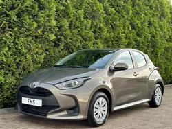 Bruin, metallic lak Gebruikt 2023 Toyota Yaris Hybrid Business Edition Hatchback | € 21.890 (Eerlijke prijs)