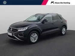 Zwart Gebruikt 2024 VW T-Roc Life SUV | € 27.940 (Eerlijke prijs)