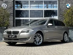Grijs, metallic lak Gebruikt 2011 BMW 528 Executive Stationwagen | € 10.895 (Eerlijke prijs)