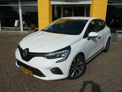 Wit Gebruikt 2021 Renault Clio V Business Hatchback | € 15.940 (Eerlijke prijs)