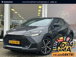 Ash grey metalic / zwart dak Gebruikt 2024 Toyota C-HR Executive SUV | € 38.250 (Eerlijke prijs)