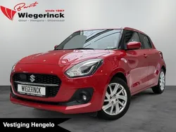 Rood, metallic lak Gebruikt 2023 Suzuki Swift Hatchback | € 19.995 (Eerlijke prijs)