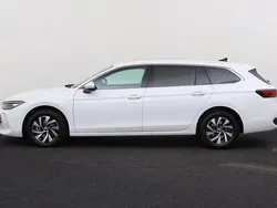 Wit Gebruikt 2024 VW Passat Business Stationwagen | € 38.495 (Eerlijke prijs)