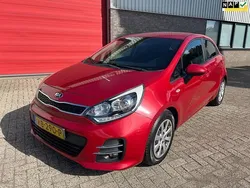 Rood Gebruikt 2015 Kia Rio Hatchback | € 6.250 (Goede deal)
