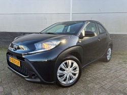 Zwart, metallic lak Gebruikt 2023 Toyota Aygo Play Hatchback | € 18.480 (Eerlijke prijs)